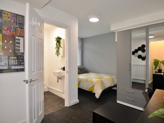 Ensuite With Kitchen